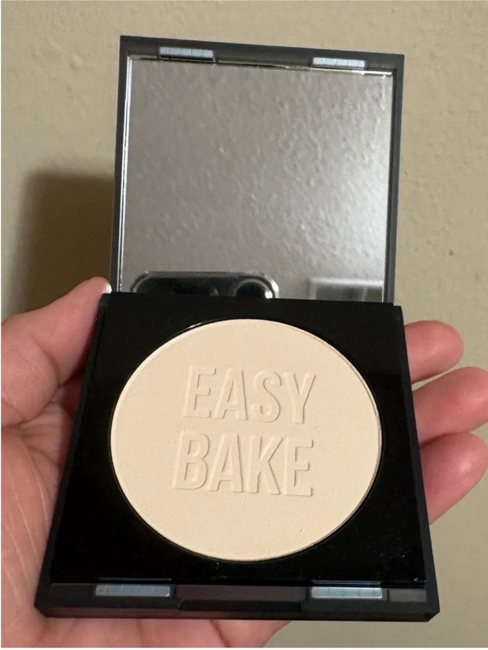 HUDA BEAUTY Easy Bake and Snatch Pressed Brightening & Setting Powder POUND CAKE